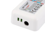 Boîtier électronique blanc avec deux connexions vertes, prise ronde et étiquette CE