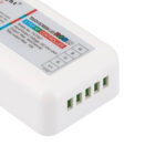 Contrôleur RGBW blanc compact, boîtier plastique avec cinq bornes de connexion pour LEDs