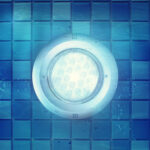 Ampoule LED piscine ronde encastrée à bague métal et lentille transparente, submersible