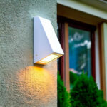 Applique murale extérieure blanche en métal et verre, forme trapézoïdale, éclairage dirigé vers le bas