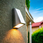 Applique extérieure grise en métal et verre, forme angulaire, éclairage dirigé vers le bas