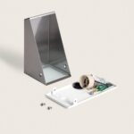 Applique murale extérieure métal gris et verre, design angulaire, plaque de montage et douille visibles