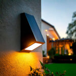 Applique murale extérieure noire en métal à diffuseur rectangulaire orienté vers le bas