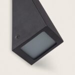 Applique murale extérieure noire en métal avec diffuseur en verre dépoli, forme angulaire, fixation murale.