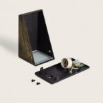 Applique murale extérieure métal noir et doré, verre plat, boîtier triangulaire et platine de montage visibles