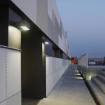 Applique murale LED double face gris urbain, éclairage haut et bas pour façade extérieure