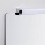 Applique LED blanche à diffuseur rectangulaire avec embouts chromés, fixation murale au-dessus d'un miroir