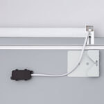 Applique LED murale blanche profilée, support métallique, boîtier de connexion et câble apparent