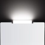 Applique LED rectangulaire chromée avec diffuseur opalin, fixation murale au-dessus d'un miroir de salle de bain