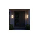 Applique murale verticale noire en métal avec diffuseur opalin, montage extérieur de part et d'autre d'une porte