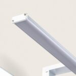 Applique murale argentée, corps métallique rectangulaire et diffuseur opale pour miroir de salle de bain