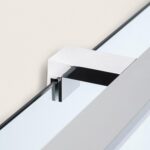 Applique miroir murale argentée en métal chromé, support rectangulaire fixant une barre lumineuse au bord du miroir