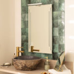 Applique miroir argentée, barre LED murale au-dessus d'un miroir rectangulaire