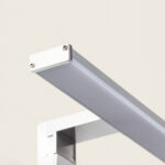 Applique miroir linéaire argentée, profil rectangulaire avec diffuseur opalin, fixation murale au-dessus du miroir