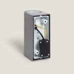 Applique murale en aluminium gris rectangulaire, boîtier ouvert montrant fixation et câblage intérieur