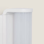 Applique murale blanche en aluminium avec diffuseur opalin vertical et dessus arrondi