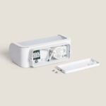 Applique murale extérieure blanche en aluminium, boîtier ouvert avec couvercle détaché et composants internes visibles