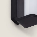 Applique murale noire en aluminium avec diffuseur blanc vertical et embase incurvée, montage mural extérieur