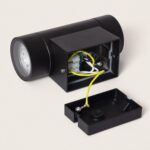 Applique murale cylindrique noire double face avec boîte de connexion ouverte et câblage visible