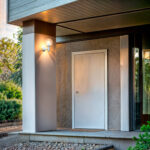 Applique murale extérieure blanche avec globe en verre, fixation près d'une porte d'entrée