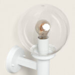 Applique murale blanche en aluminium avec globe en verre transparent et ampoule visible