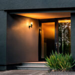 Applique murale extérieure noire en aluminium, éclairage vers le bas, montage mural près d'une porte