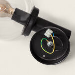 Applique murale extérieure noire à globe en verre transparent avec base murale circulaire et câblage visible