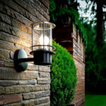 Applique murale extérieure en métal noir avec abat-jour cylindrique en verre transparent et platine ronde