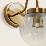 Applique murale en métal doré avec globe en verre transparent et ampoule visible