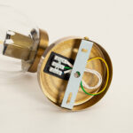 Applique murale métal doré et verre transparent, plaque ronde avec support de fixation et câblage apparent