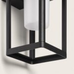 Applique murale extérieure noire en métal, cadre rectangulaire ouvert et diffuseur cylindrique opalin