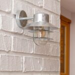Applique murale extérieure en acier galvanisé, finition argentée, globe en verre protégé par grille