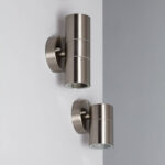 Deux appliques murales cylindriques acier inoxydable satiné, éclairage haut et bas double face, fixation murale