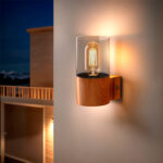 Applique murale extérieure avec base bois clair et abat-jour en verre cylindrique, ampoule filament visible