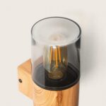 Applique murale bois clair avec abat-jour cylindrique en verre fumé et ampoule à filament