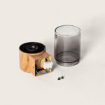 Applique murale base bois clair et globe en verre fumé avec connecteur électrique visible