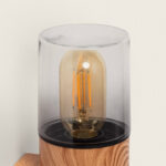Lampe cylindrique en verre fumé avec ampoule à filament et base en bois clair