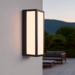 Applique murale extérieure rectangulaire noire avec cadre métal et diffuseur opalin