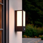 Applique murale extérieure rectangulaire cadre métal noir diffuseur opalin avec détecteur de mouvement