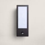 Applique murale extérieure rectangulaire en métal noir avec diffuseur opalin et détecteur de mouvement