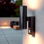 Applique murale extérieure cylindrique noire avec capteur PIR et éclairage haut et bas