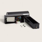 Applique murale extérieure noire démontée avec boîtier ouvert et câblage apparent