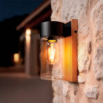 Applique murale extérieure verre cylindrique transparent, chapeau métal noir, plaque bois, ampoule à filament visible