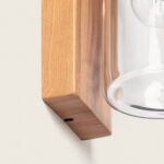 Applique murale base en bois clair avec abat-jour cylindrique en verre transparent