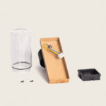 Applique murale démontée, verre cylindrique transparent, support métallique, boîtier de fixation et câblage