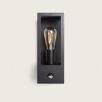 Applique murale rectangulaire noire en métal mat, ampoule apparente et détecteur circulaire