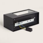 Applique murale rectangulaire noire en métal avec panneau verre supérieur, boîtier arrière et câble électrique apparent.