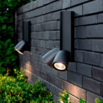 Applique murale extérieure deux spots orientables aluminium gris foncé, fixation verticale