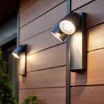 Applique murale extérieure noire en aluminium, deux spots orientables sur platine verticale