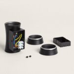 Applique murale extérieure démontée noire en aluminium avec câblage et pièces de montage visibles